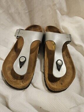Birkenstock Gizeh Droplet Buckle Sandals Women Sz 35 (Size 5/5./) Silver Metalic